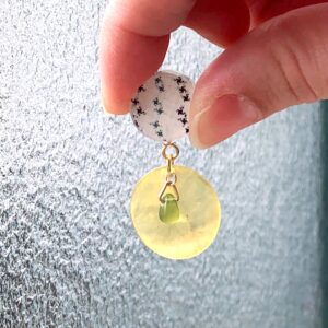 白　丸のモチーフ　黄色いシェルプレート