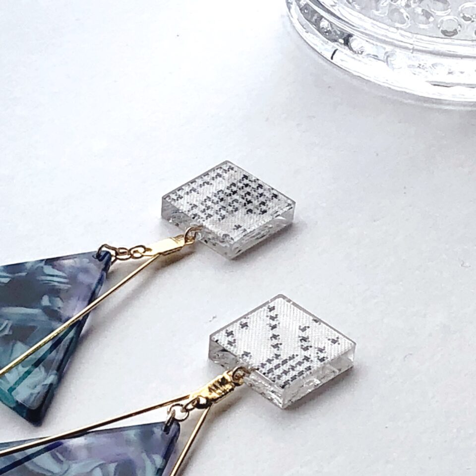 白　四角のモチーフ　青プラプレート