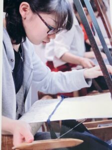 機織りをしている女性