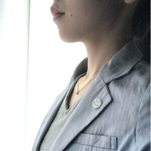 ジャケットを着ている女性