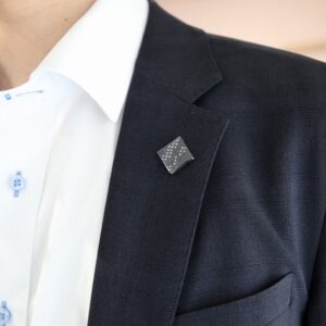 ジャケットを羽織っている人