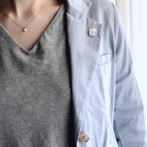 ジャケットを羽織っている人