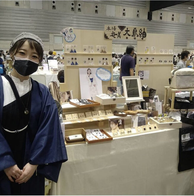 売り子をしている女性