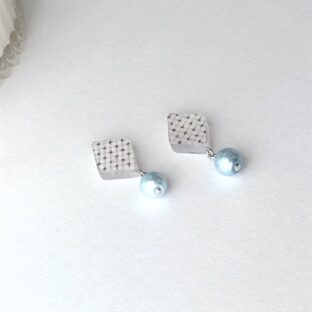 非公開: 白大島＊ピアス/イヤリング(蚊絣ひし形パール水色)