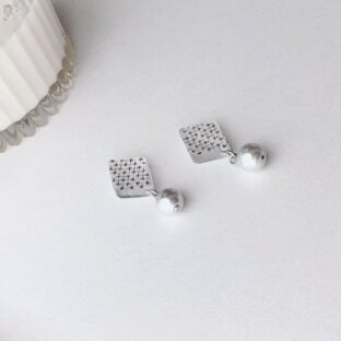 非公開: 白大島＊ピアス/イヤリング(ひし形パールグレー)