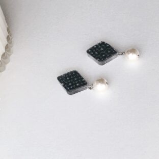 非公開: 大島紬＊ピアス/イヤリング(亀甲ひし形パール白)