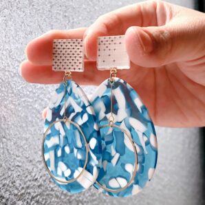 白大島＊ピアス/イヤリング(たまご型水色)