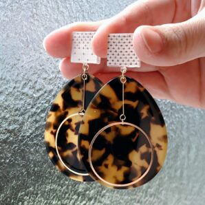 白大島＊ピアス/イヤリング(たまご型べっ甲)