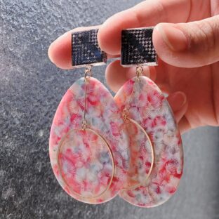 泥大島＊ピアス/イヤリング(たまご型ピンク)