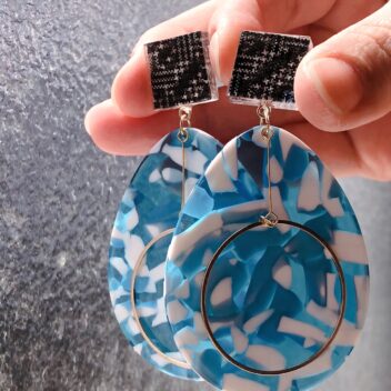 泥大島＊ピアス/イヤリング(たまご型水色)